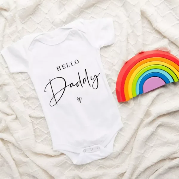Personalisierter „Hello Daddy“ Baby-Body aus weicher Baumwolle – individuell gestaltbar mit Wunschtext für einzigartige Schwangerschaftsverkündungen