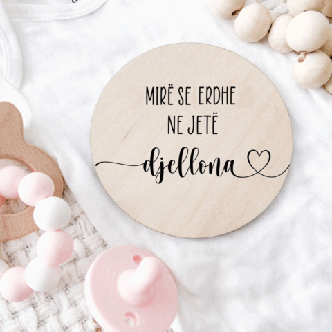 Holz-Meilenstein mit Aufschrift „Mire se erdhe në jetë“ – liebevolle Dekoration zur Geburt, ideal als Geschenk, für Babyfotos oder zur Namensbekanntgabe