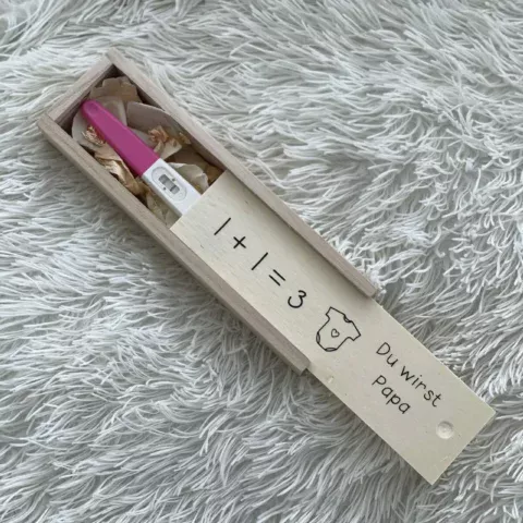 Elegante Schwangerschaftsverkündungsbox aus unbehandeltem Holz mit individuellem Wunschtext – stilvolles Geschenk zur besonderen Babyankündigung