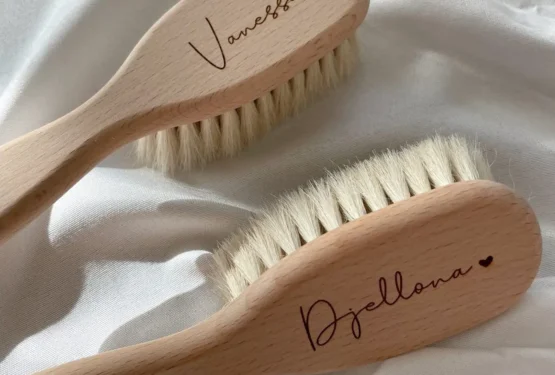 Personalised baby brush made of FSC-certified beech wood with soft goat hair bristles and individual name engraving - gentle care for sensitive baby skin
