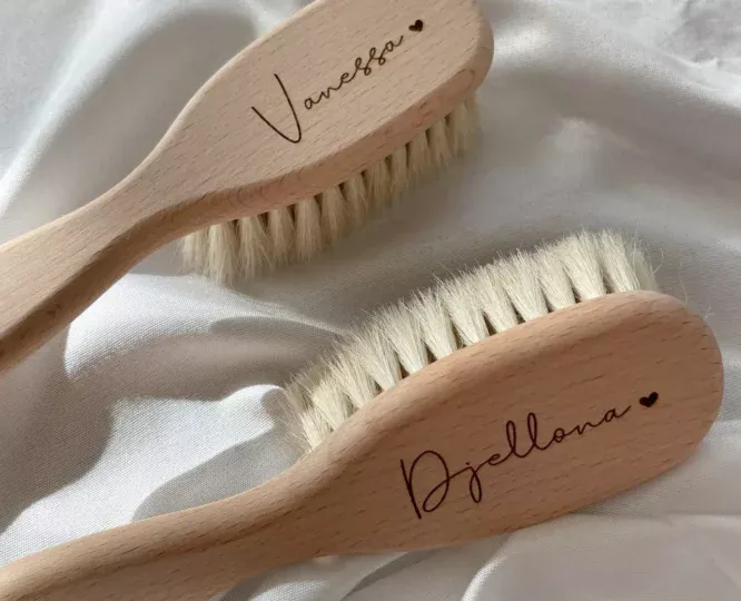 Personalised baby brush made of FSC-certified beech wood with soft goat hair bristles and individual name engraving - gentle care for sensitive baby skin