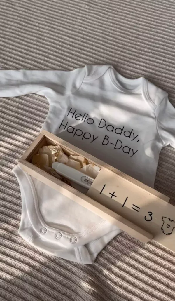 Elegante Schwangerschaftsverkündungsbox aus unbehandeltem Holz mit individuellem Wunschtext – stilvolles Geschenk zur besonderen Babyankündigung