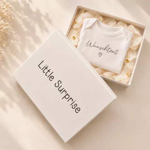 Little Surprise Geschenkbox mit personalisiertem Babybody und Wunschtext