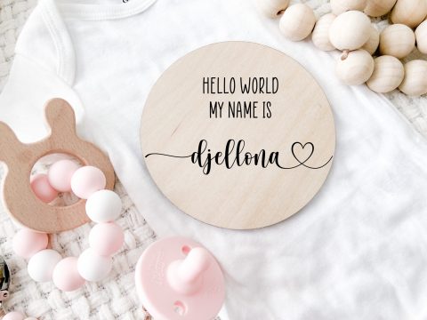 Personalisierter Baby-Meilenstein aus 12x12 cm großer Holzscheibe mit Lasergravur „Hello world my name is“ – stilvolles Accessoire zum Festhalten erster besonderer Momente