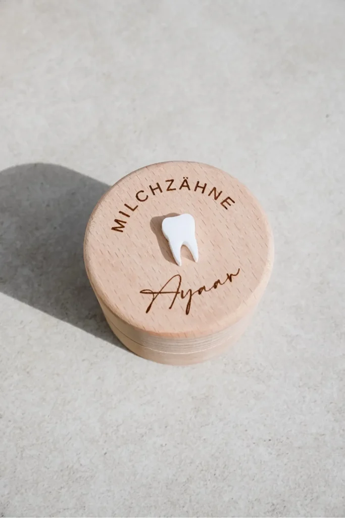Personalisierte Milchzahndose aus hochwertigem Holz mit individueller Gravur – sichere und stilvolle Aufbewahrung für die ersten Milchzähne deines Babys
