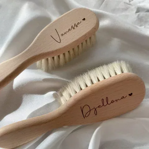 Personalisierte Babybürste aus FSC-zertifiziertem Buchenholz mit weichen Ziegenhaarborsten und individueller Namensgravur – sanfte Pflege für empfindliche Babyhaut