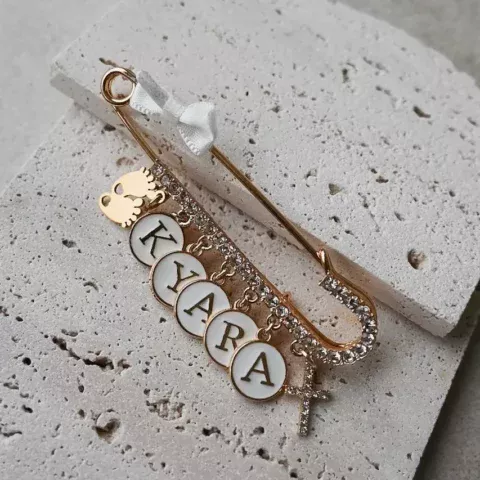 Personalisierte Baby-Anstecknadel in Silber oder Gold mit Schleifenanhänger und Namensgravur – Schutzsymbol für Neugeborene