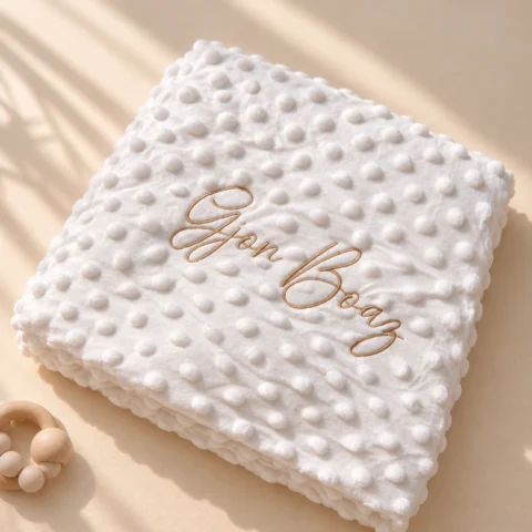 Personalisierte Babydecke bestickt aus weichem Fleece (100x75 cm) mit individuellem Namen oder Wunschtext – personalisiertes Kuscheltuch als besonderes Geschenk