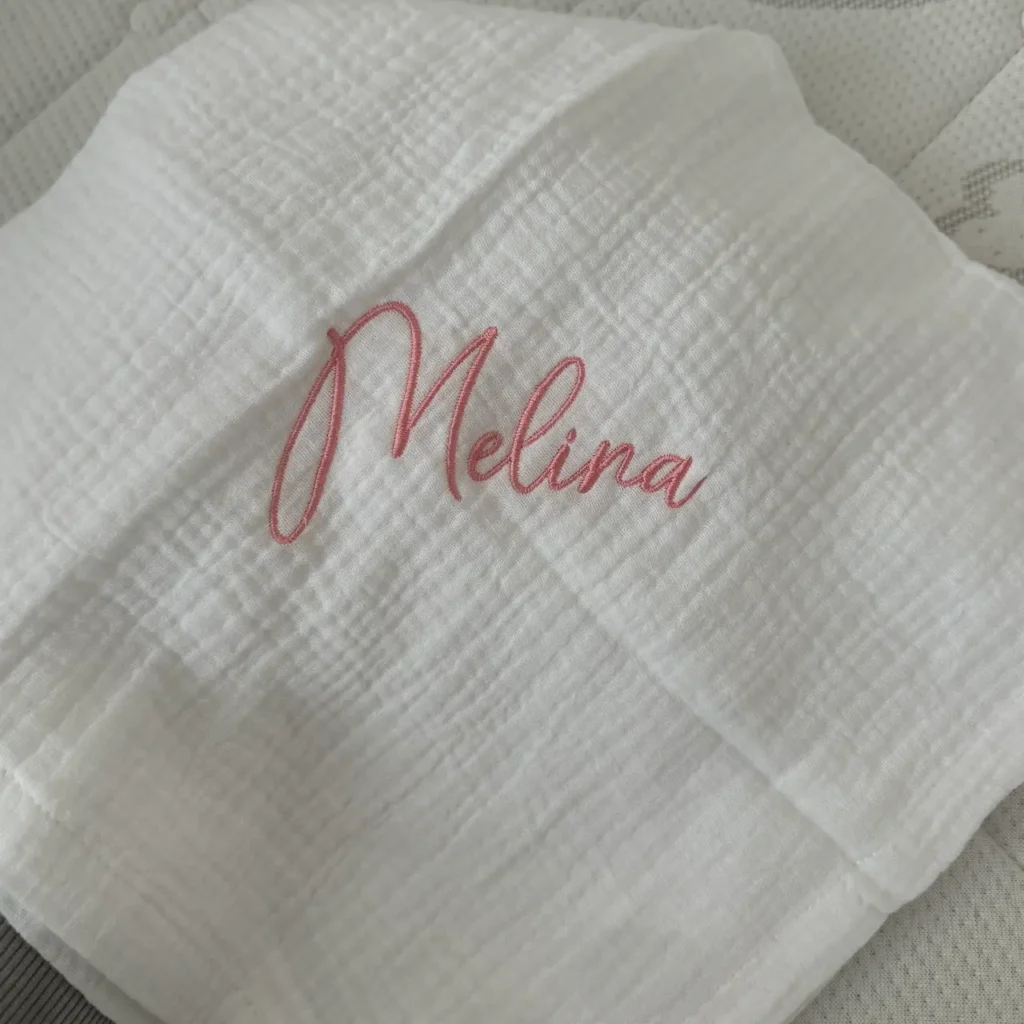 Personalisierte Musselintücher für Babys aus weichem Musselin-Stoff mit individueller Namensstickerei – vielseitiges, atmungsaktives Babyaccessoire