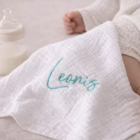 Personalisierte Musselintücher für Babys aus weichem Musselin-Stoff mit individueller Namensstickerei – vielseitiges, atmungsaktives Babyaccessoire