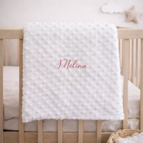 Personalisierte Babydecke bestickt aus weichem Fleece (100x75 cm) mit individuellem Namen oder Wunschtext – personalisiertes Kuscheltuch als besonderes Geschenk