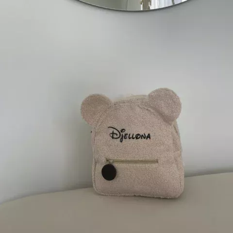 Beiger Teddyrucksack aus weichem Plüsch (28x27x13 cm) mit verstellbaren Trageriemen, personalisierbar mit Namen – ideal für Kindergarten, Schule und Ausflüge