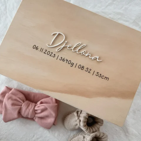Personalisable baby memory box made of FSC-certified wood, 30x14x20 cm, natural wood colour, ideal for storing memories from the first months of life