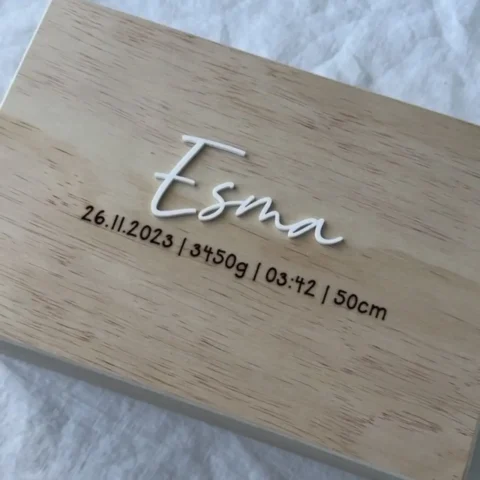 Personalisable baby memory box made of FSC-certified wood, 30x14x20 cm, natural wood colour, ideal for storing memories from the first months of life