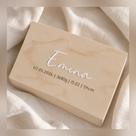 Personalisierbare Erinnerungskiste Baby aus FSC-zertifiziertem Holz, 30x14x20 cm, natürliche Holzfarbe, ideal zur Aufbewahrung von Erinnerungen aus den ersten Lebensmonaten