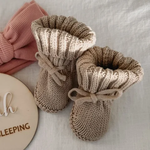 Handgestrickte Babyschuhe aus weicher Baumwolle in beige, Größe 0-3 Monate, mit Rollrand und Kordel
