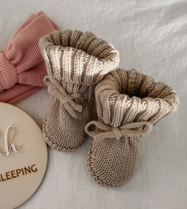 Handgestrickte Babyschuhe aus weicher Baumwolle in beige, Größe 0-3 Monate, mit Rollrand und Kordel