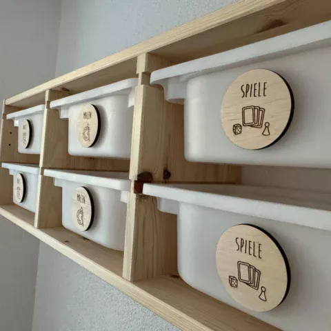 Hochwertige Trofast Etiketten aus 5 mm Ahornholz mit dunkler Gravur und Klettbefestigung für Kinderzimmer-Regale von IKEA