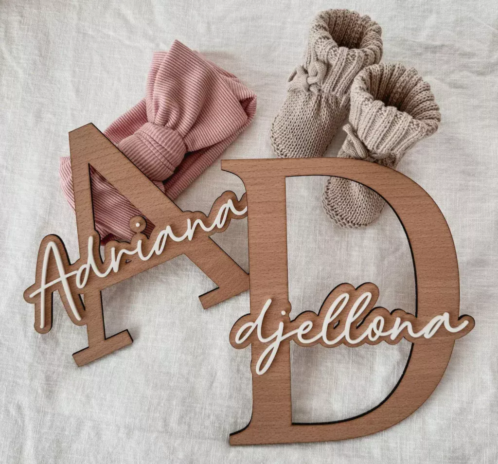 Personalisiertes Namensschild für das Kinderzimmer aus Holz und weißem Acryl, variable Breite je nach Buchstabenanzahl, ca. 20 cm hoch, mit Klebeband zur einfachen Befestigung