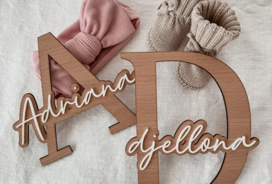 Personalisiertes Namensschild für das Kinderzimmer aus Holz und weißem Acryl, variable Breite je nach Buchstabenanzahl, ca. 20 cm hoch, mit Klebeband zur einfachen Befestigung