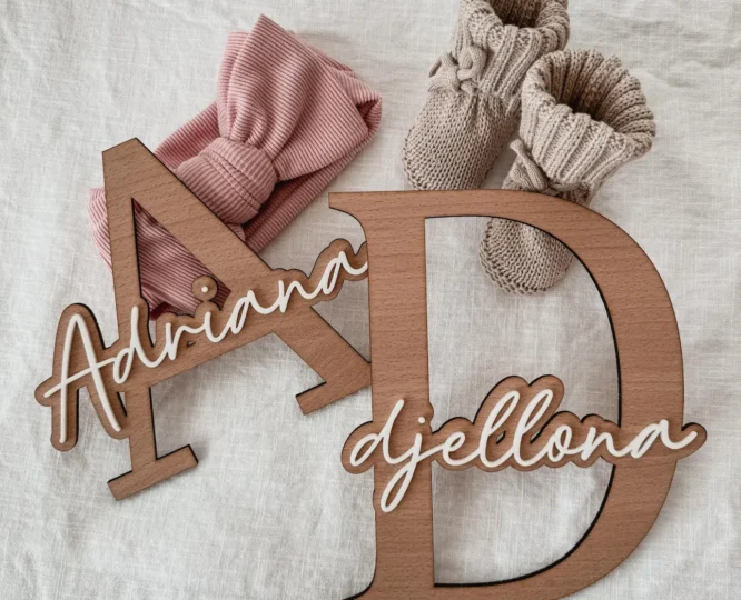Personalisiertes Namensschild für das Kinderzimmer aus Holz und weißem Acryl, variable Breite je nach Buchstabenanzahl, ca. 20 cm hoch, mit Klebeband zur einfachen Befestigung