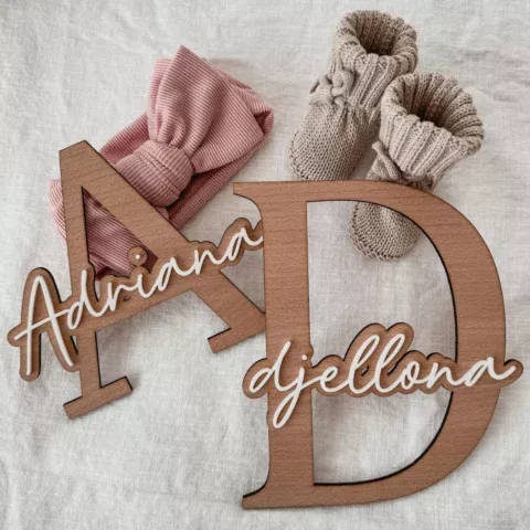 Personalisiertes Namensschild für das Kinderzimmer aus Holz und weißem Acryl, variable Breite je nach Buchstabenanzahl, ca. 20 cm hoch, mit Klebeband zur einfachen Befestigung