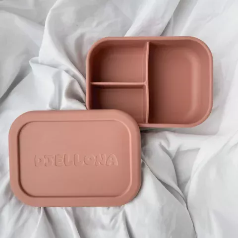 Gravierte Snackbox aus auslaufsicherem Silikon für Kinder, personalisiert mit Namensgravur, in Blau und Rosa erhältlich