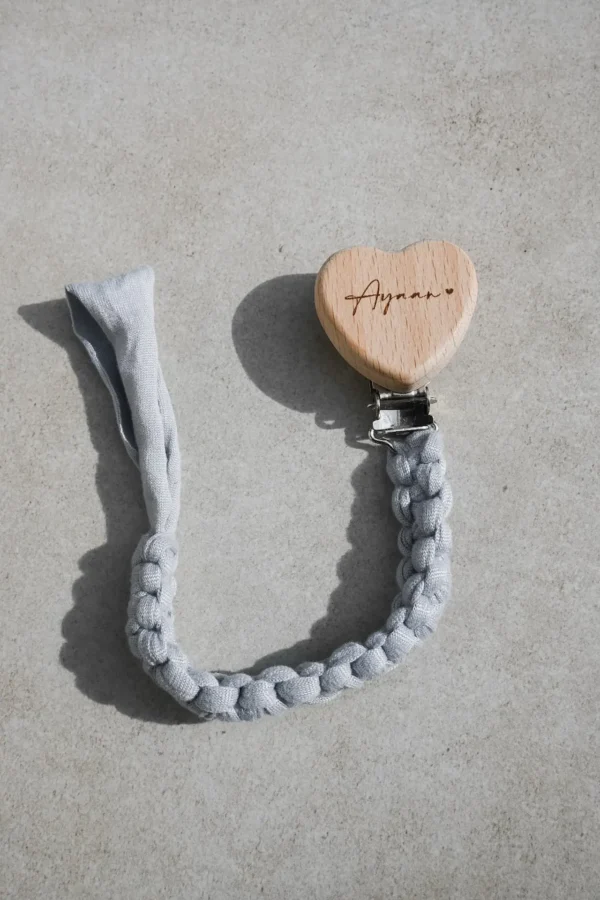 Personalisierte Schnullerkette mit Herz-Holzclip und dunkler Lasergravur des Babynamens, erhältlich in Blau, Pink und Weiß