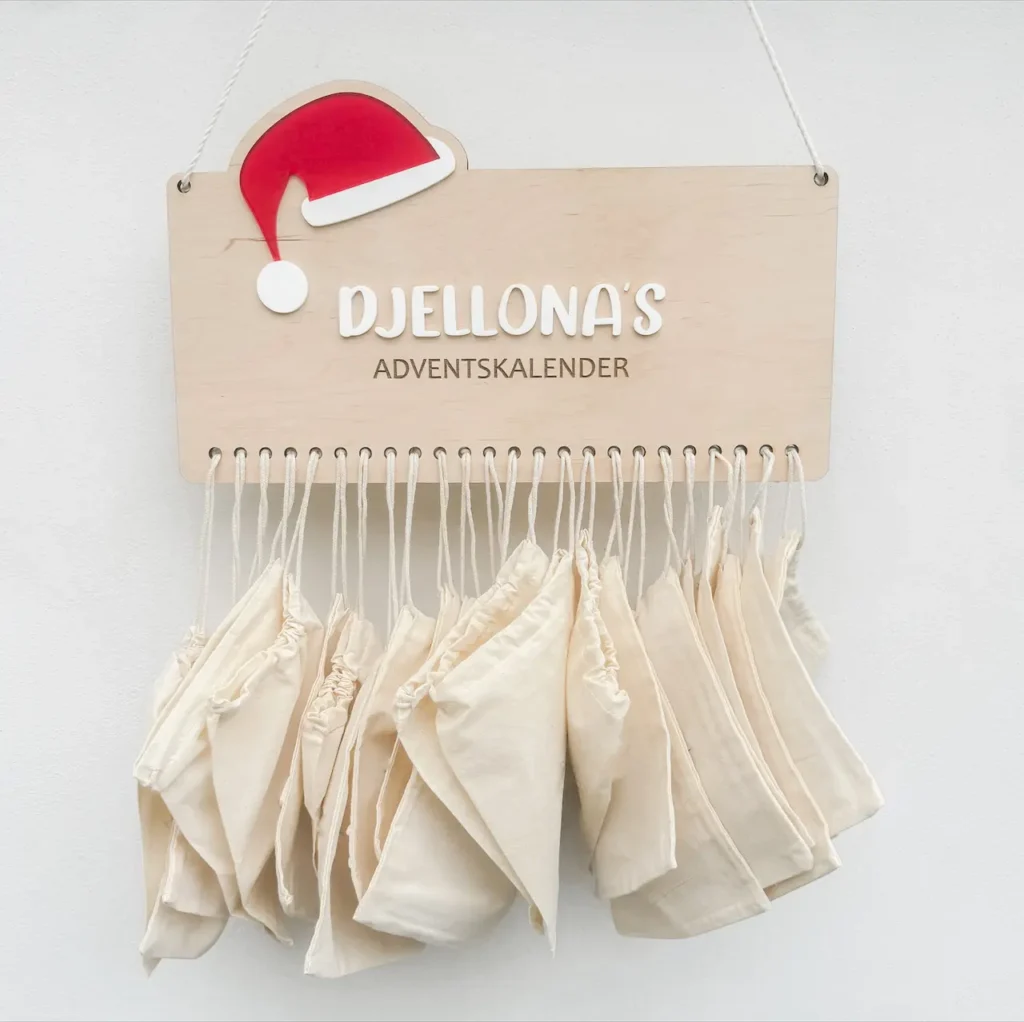 Personalisierter Adventskalender aus Birkenholz mit 24 nummerierten Säckchen und weißem Acrylglas-Namen in 3D-Optik, ideal für Kinder