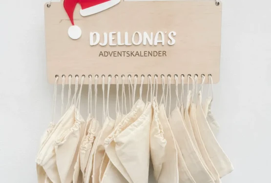 Personalisierter Adventskalender aus Birkenholz mit 24 nummerierten Säckchen und weißem Acrylglas-Namen in 3D-Optik, ideal für Kinder