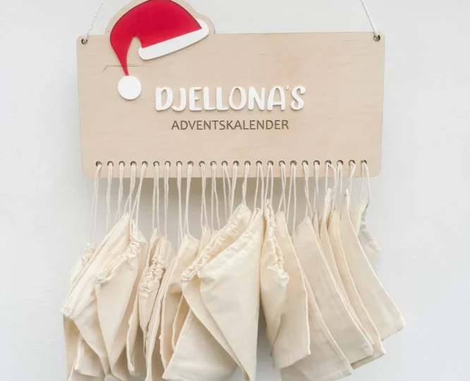 Personalisierter Adventskalender aus Birkenholz mit 24 nummerierten Säckchen und weißem Acrylglas-Namen in 3D-Optik, ideal für Kinder