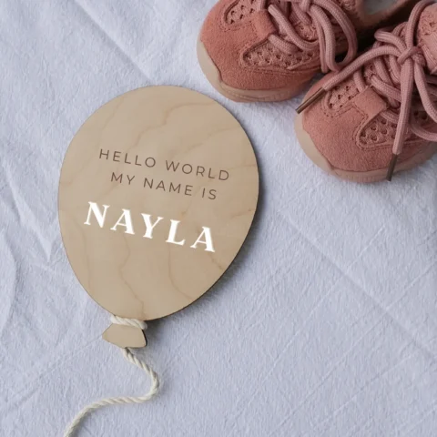 Meilenstein-Ballon aus Holz mit weisser Acrylgravur „Hello World, my name is“ und personalisiertem Babynamen – dekorativer Geburtstagsballon fürs Babyzimmer