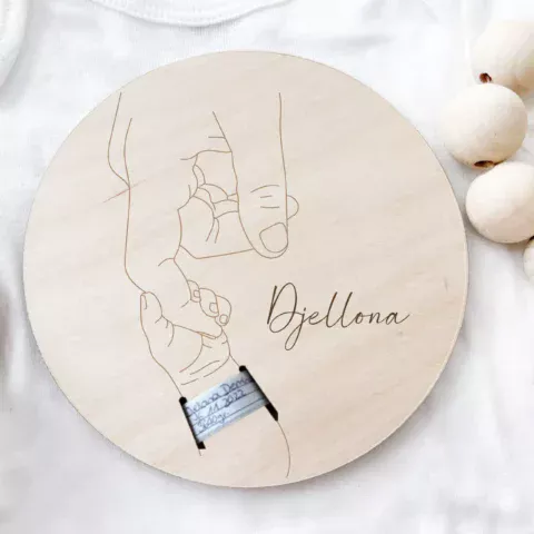 Meilenstein Spitalarmband Name aus Holz mit Lasergravur schützender Elternhände – personalisiertes Erinnerungsstück zur Geburt