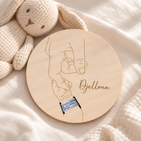 Meilenstein Spitalarmband Name aus Holz mit Lasergravur schützender Elternhände – personalisiertes Erinnerungsstück zur Geburt