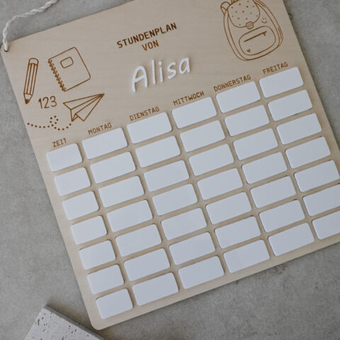 Personalisierter Stundenplan aus Holz für Kinder mit Kordelschnur zum Aufhängen und abwischbaren Acrylfeldern