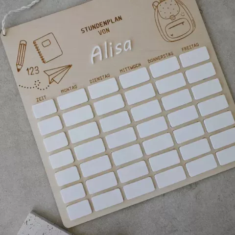 Personalisierter Stundenplan aus Holz mit abwaschbaren Acrylfeldern und Namensgravur, ideal für Schulanfänger zur Organisation des Schulalltags