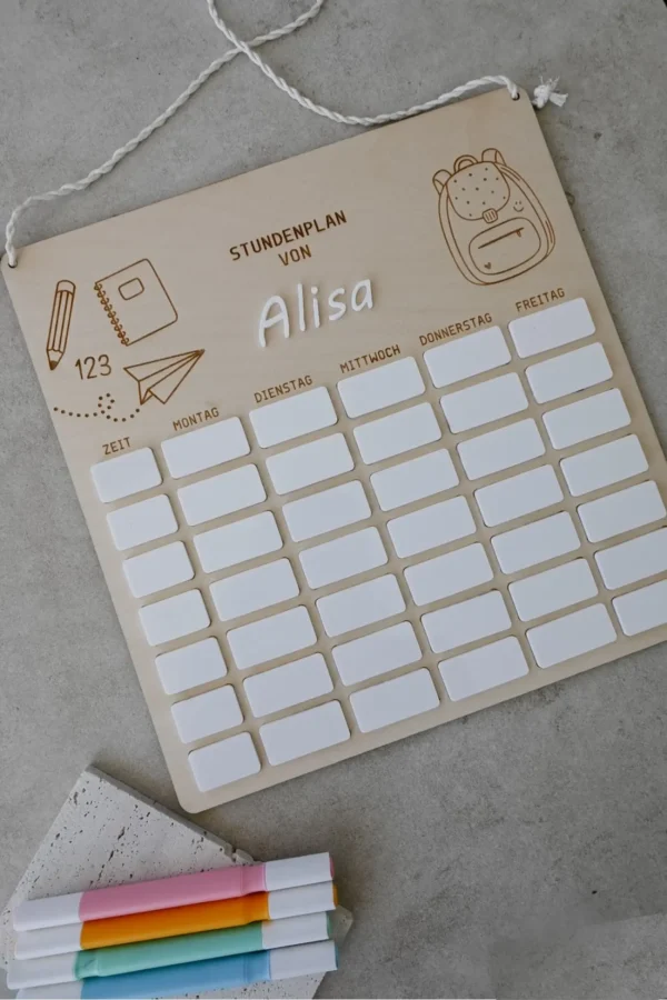 Personalisierter Stundenplan aus Holz mit abwaschbaren Acrylfeldern und Namensgravur, ideal für Schulanfänger zur Organisation des Schulalltags