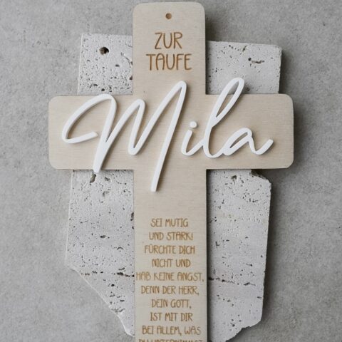 Personalisiertes Holzkreuz zur Taufe