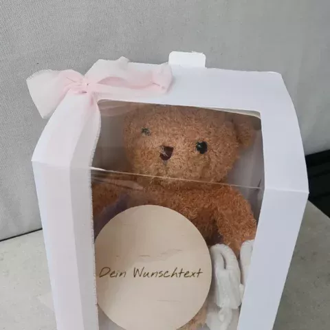 Teddy Geschenkbox zur Geburt personalisiert mit Kuschelteddy, gestrickten Babysöckchen und personalisierbarem Meilenstein