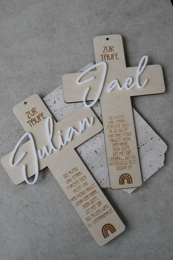Personalisiertes Holzkreuz zur Taufe mit Namen aus Acryl und eingraviertem Taufspruch, aus hochwertigem Naturholz gefertigt