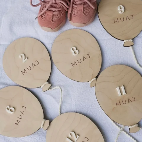 Mirë se erdhe në jetë" Meilenstein aus Holz im Ballon-Design – personalisiertes Geschenk zur Geburt auf Albanisch
