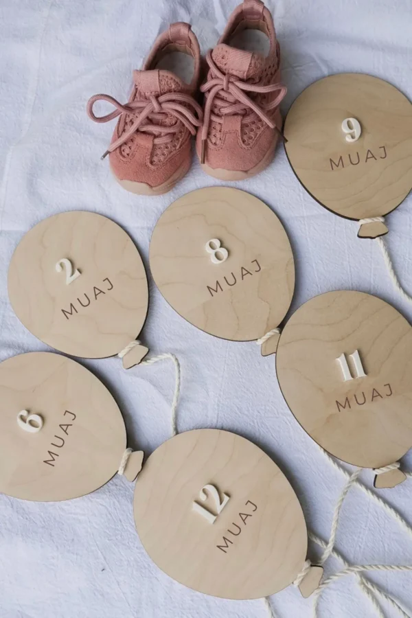 Mirë se erdhe në jetë" Meilenstein aus Holz im Ballon-Design – personalisiertes Geschenk zur Geburt auf Albanisch