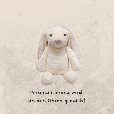 Weisser Plüschhase mit personalisiertem Namen auf dem Ohr – ideales Geschenk zur Geburt oder Taufe