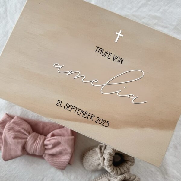 Taufkiste mit Namen aus Holz als personalisiertes Geschenk zur Taufe