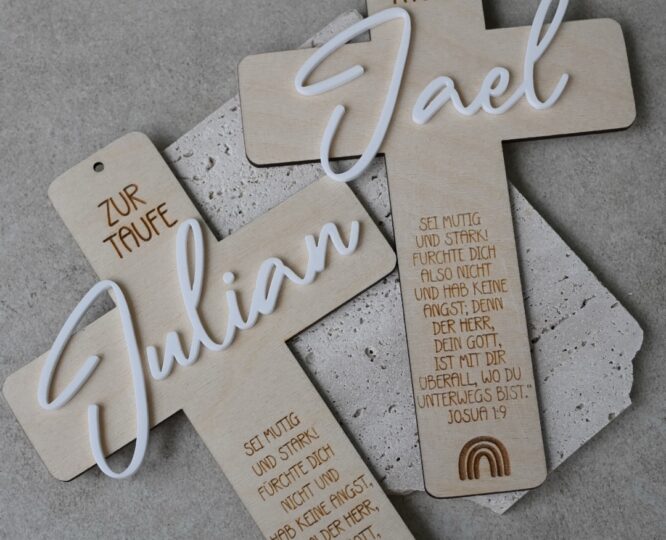 Personalisiertes Holzkreuz zur Taufe mit Namen aus Acryl und eingraviertem Taufspruch, aus hochwertigem Naturholz gefertigt