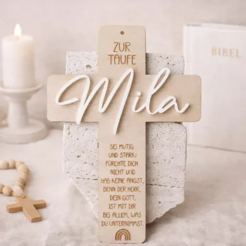 Personalisiertes Holzkreuz zur Taufe mit Namen aus Acryl und eingraviertem Taufspruch, aus hochwertigem Naturholz gefertigt