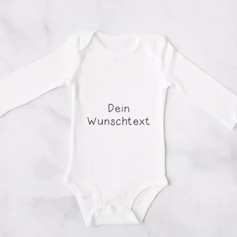 Personalisierter Babybody aus weicher Baumwolle mit individuellem Wunschtext, atmungsaktiv und hautfreundlich, ideal als Geschenk zur Geburt oder Schwangerschaftsverkündung
