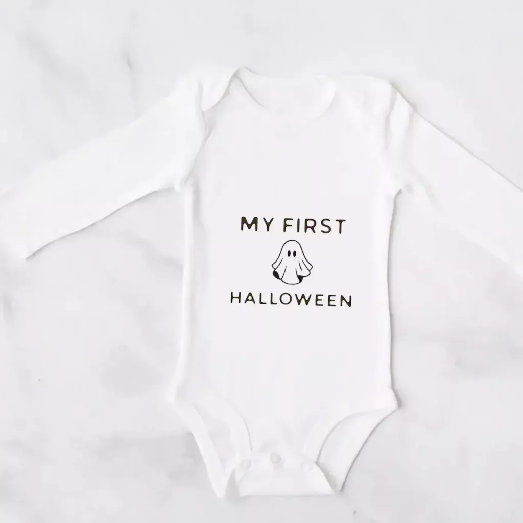 Weißer Babybody mit süßem schwarzem Halloween-Motiv, ideal für das erste Halloween-Fest. Erhältlich in den Größen 56–62, 68–74 und 80–86.
