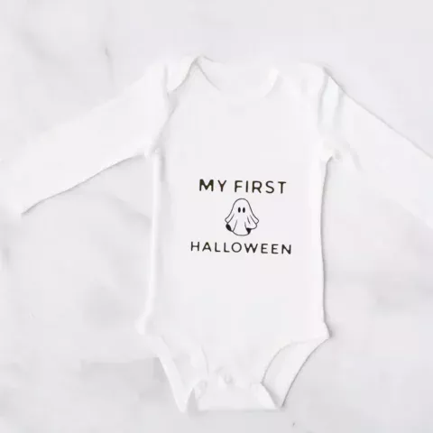 Weißer Babybody mit süßem schwarzem Halloween-Motiv, ideal für das erste Halloween-Fest. Erhältlich in den Größen 56–62, 68–74 und 80–86.