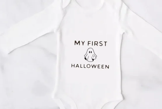 Weißer Babybody mit süßem schwarzem Halloween-Motiv, ideal für das erste Halloween-Fest. Erhältlich in den Größen 56–62, 68–74 und 80–86.